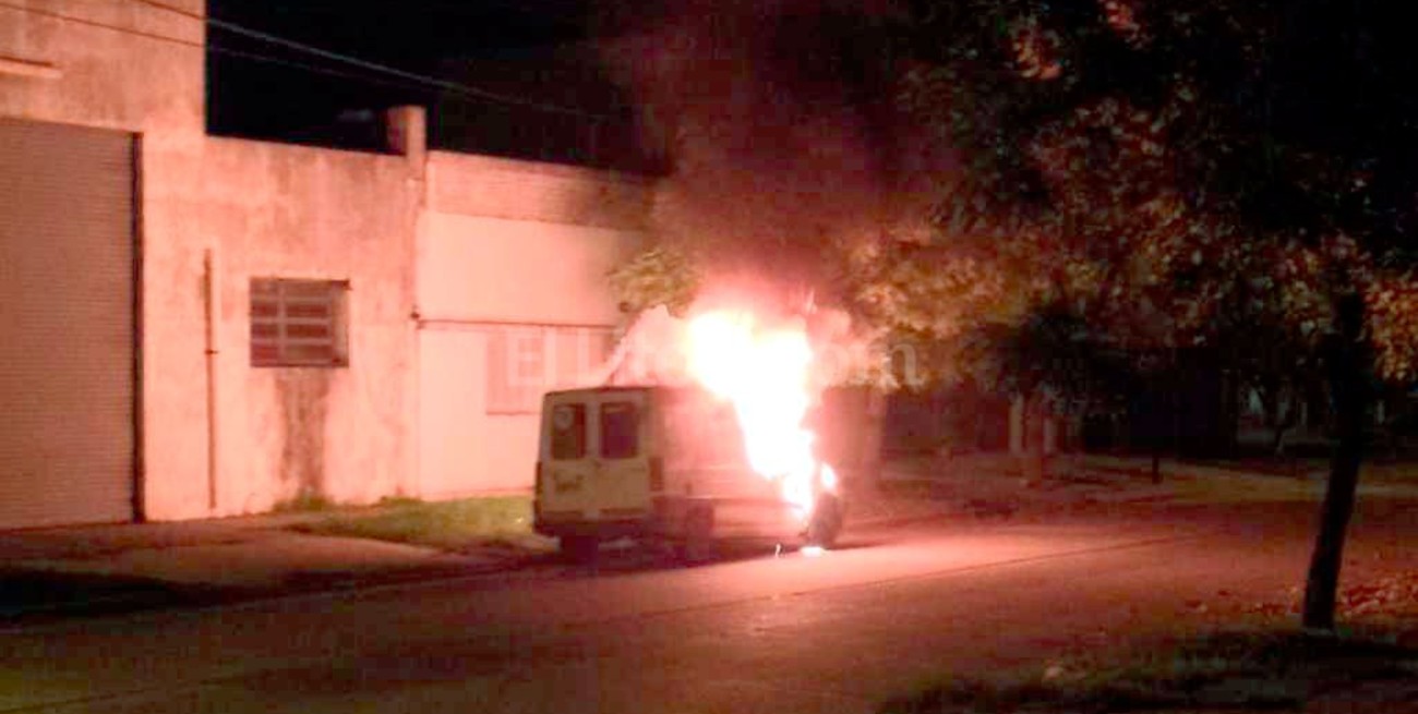 Incendiaron una camioneta utilitaria en barrio Jardín Mayoraz