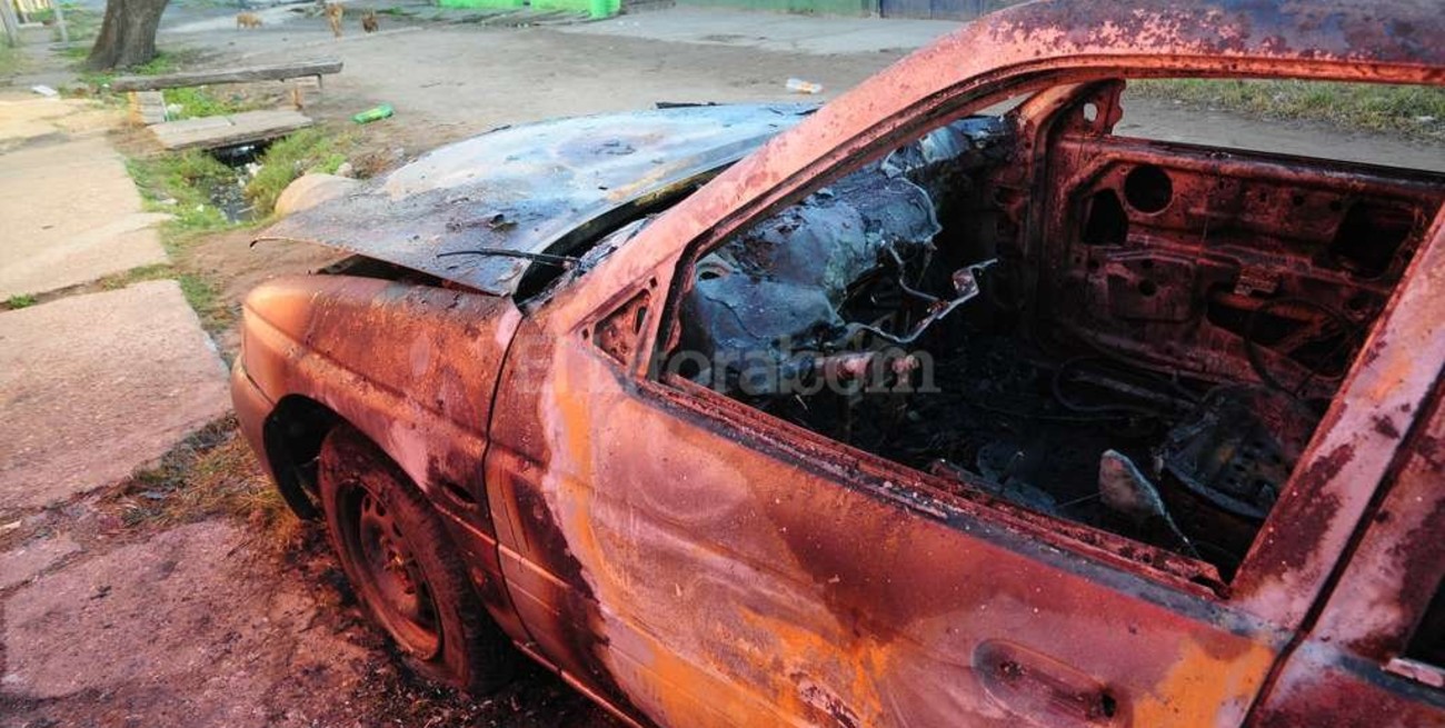 Auto quemado en Santa Rosa de Lima