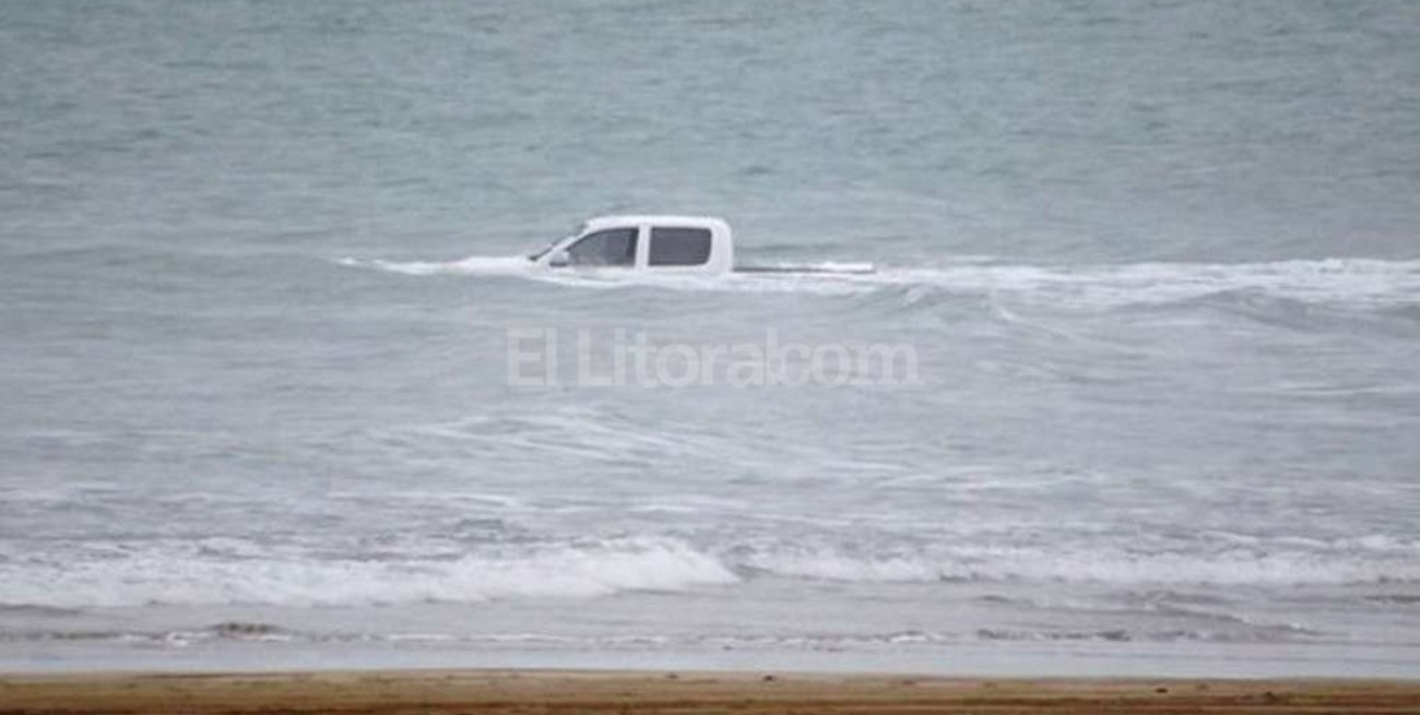 Necochea: se metió 200 metros mar adentro con su camioneta 4x4