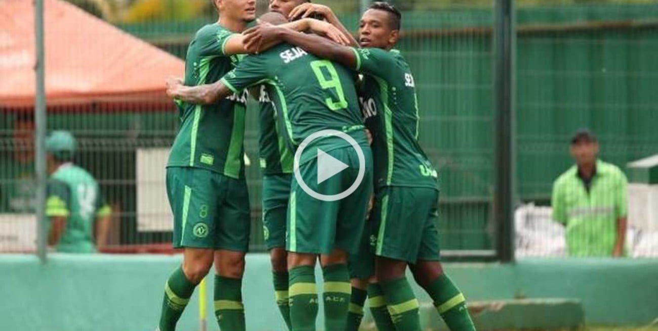 Chapecoense ganó su primer partido oficial tras la tragedia
