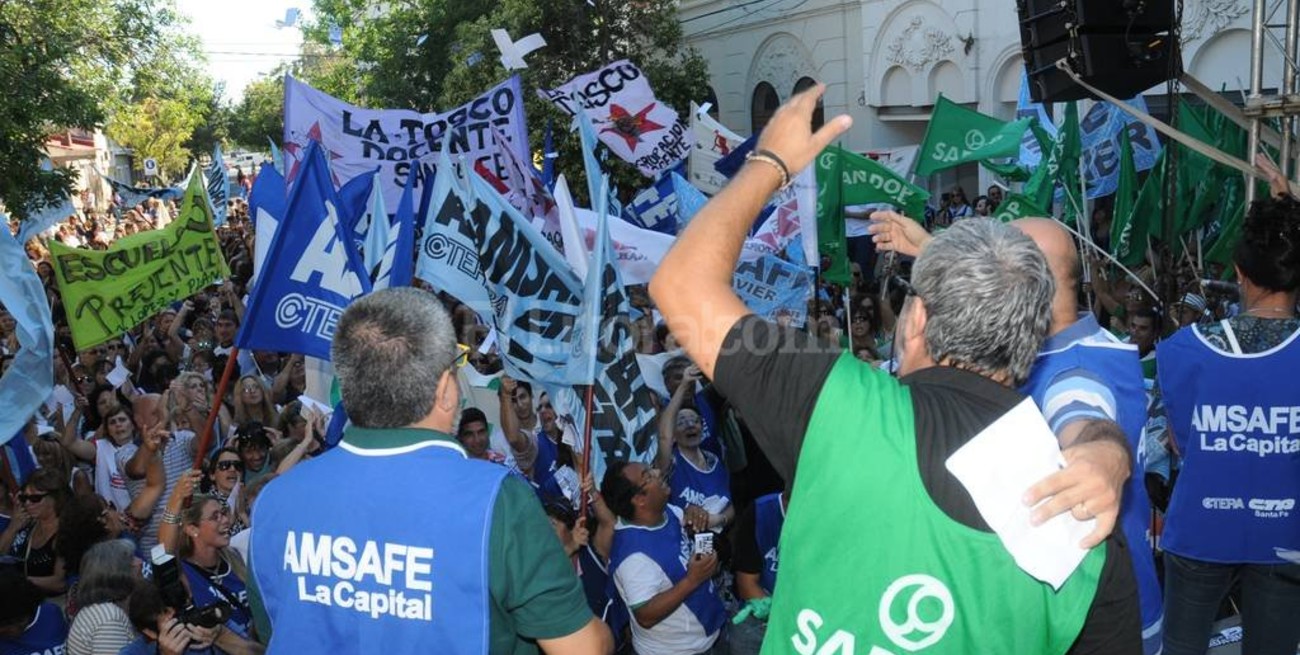 Los docentes están de paro y el  miércoles se retoma la paritaria