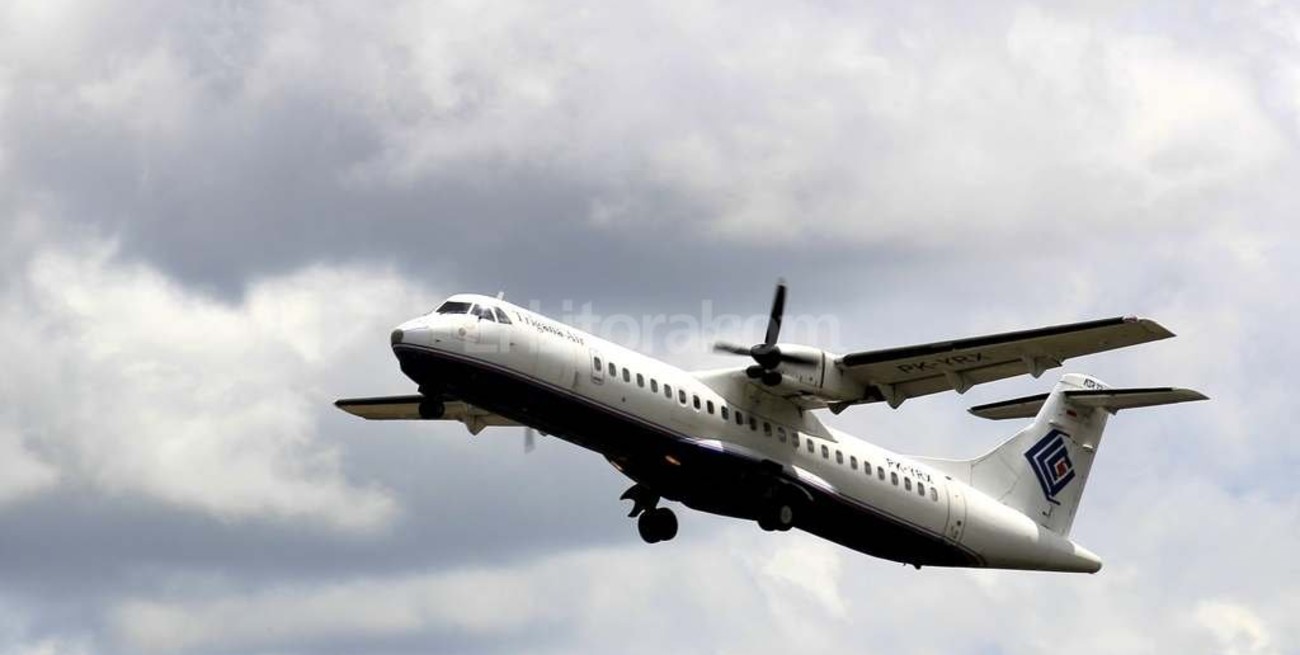 Desaparece en Indonesia un avión con 54 pasajeros