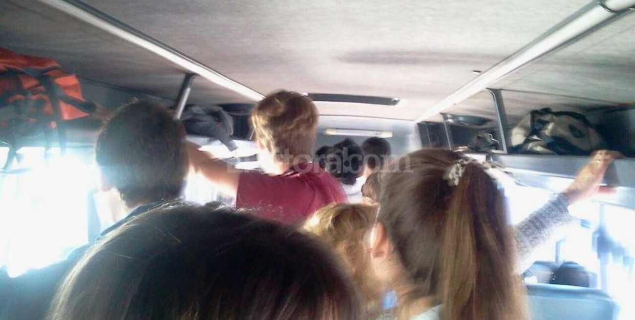 Pasajeros parados y apretados en un interurbano 