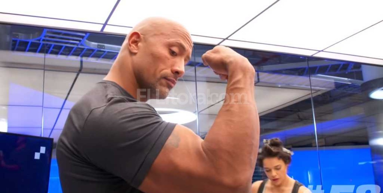 "The Rock" se muestra renovado para Rápido y Furioso 8