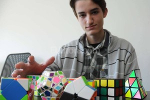 Flavio Raina Un grosso. Puede armar los cubos hasta con los ojos cerrados.