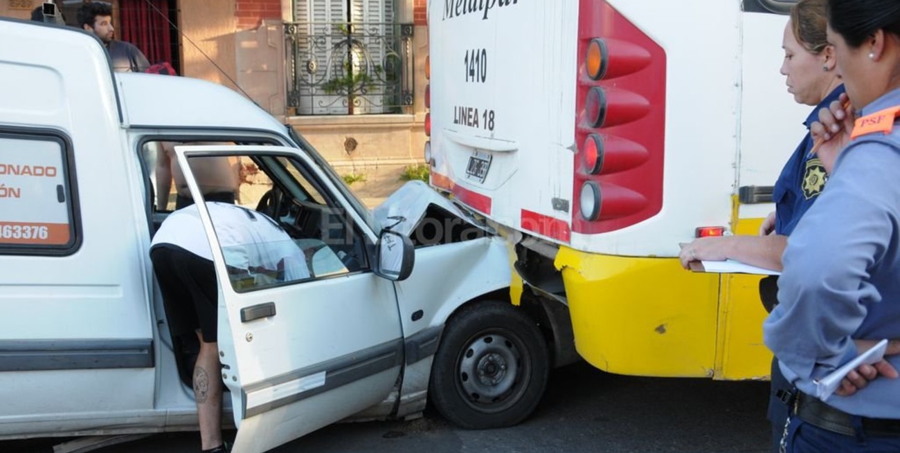 Choque entre una camioneta y un colectivo