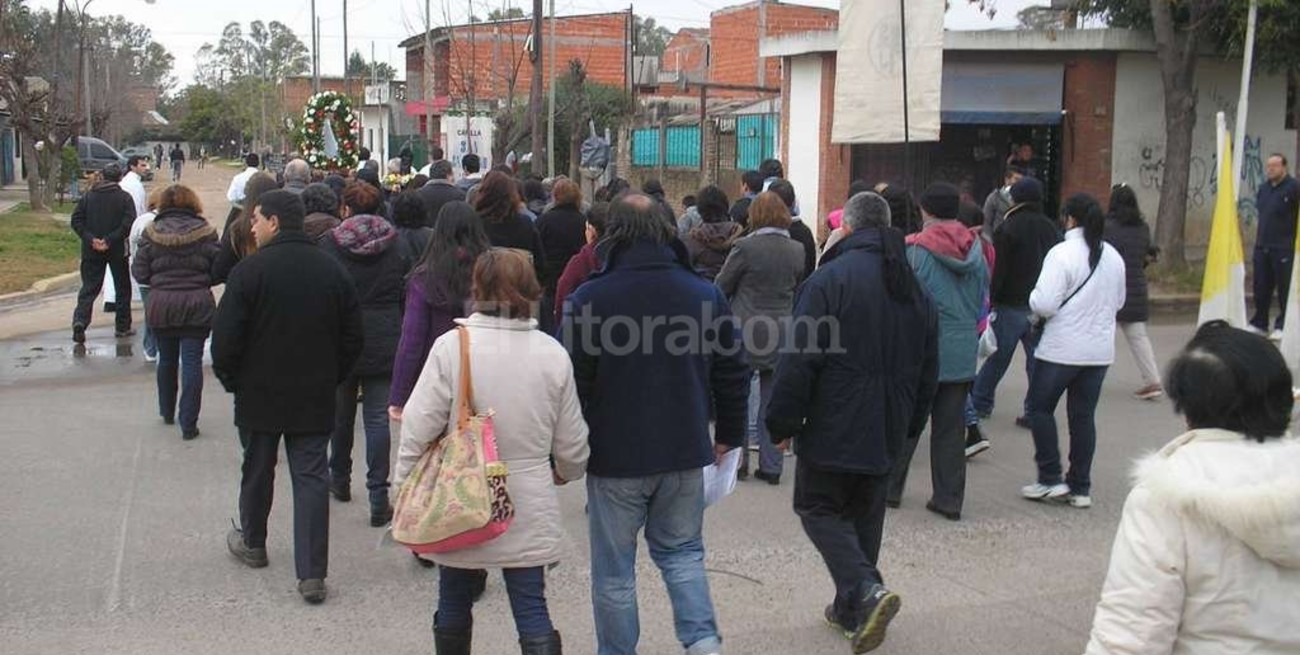 El padre Lucho, el cura que "escrachó" las casas de los narcos