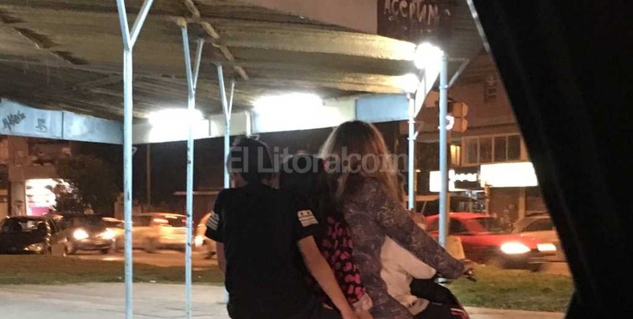 Imprudencia al máximo: 4 arriba de una moto, 3 son menores