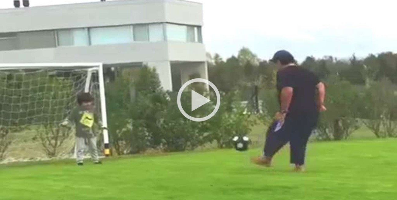 Maradona y el patadón a su nieto mientras jugaban al fútbol