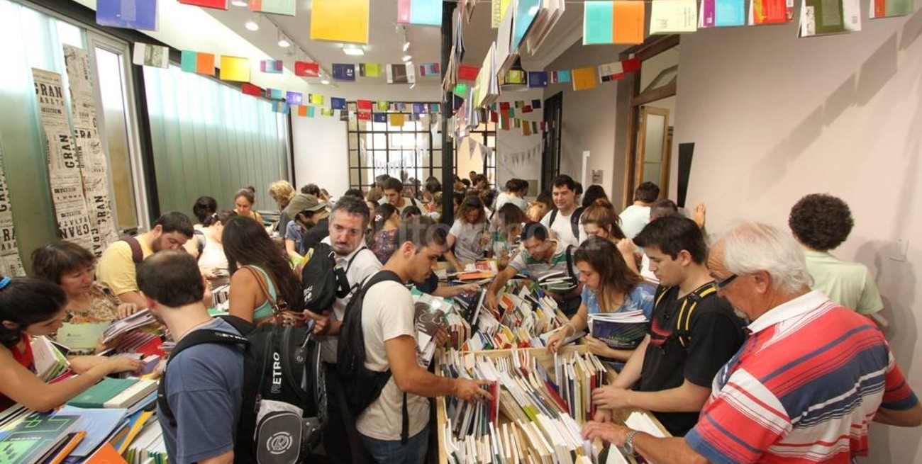 Los libros a cinco pesos  convocan a una multitud