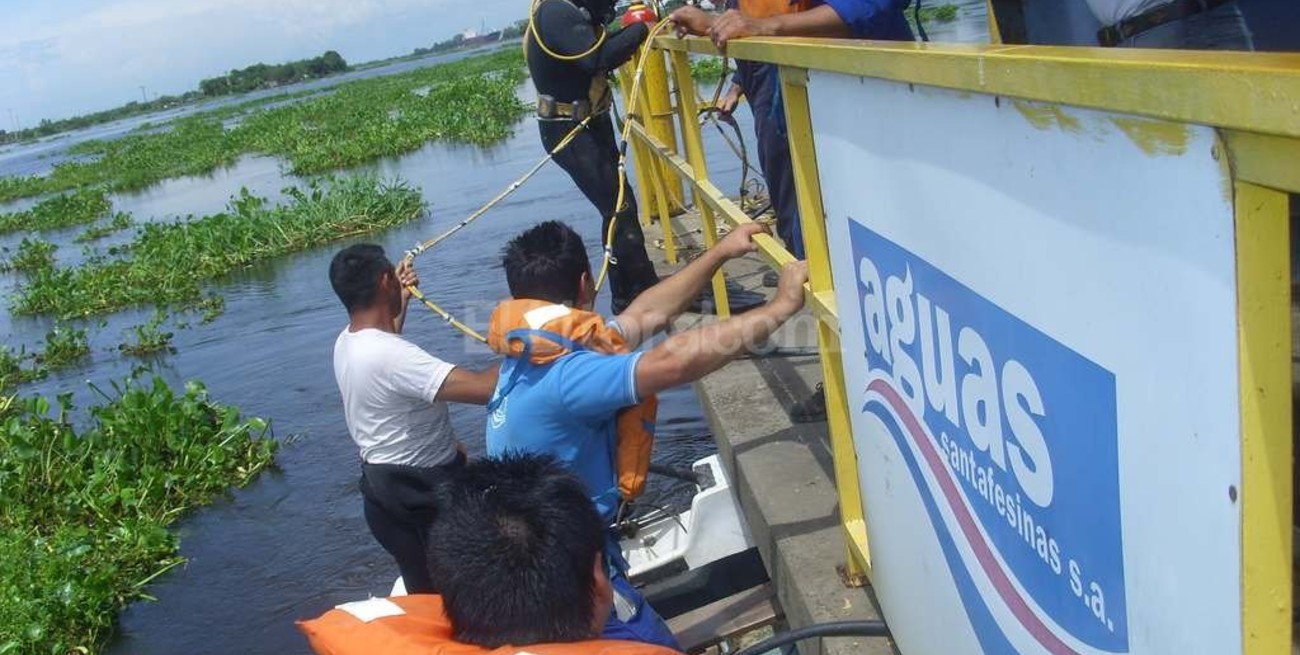 Assa contrató buzos para limpiar la toma de agua 