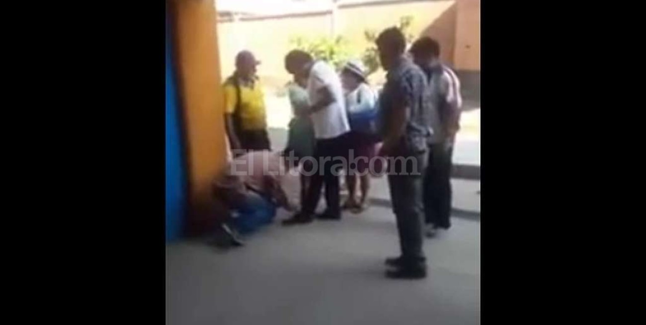 Video de Evo Morales ordenando que le aten un zapato se vuelve viral