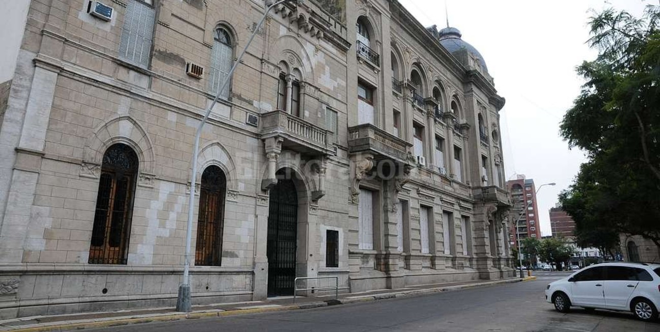 Demolerán lo que queda de la  antigua "Jirafa" de la Jefatura