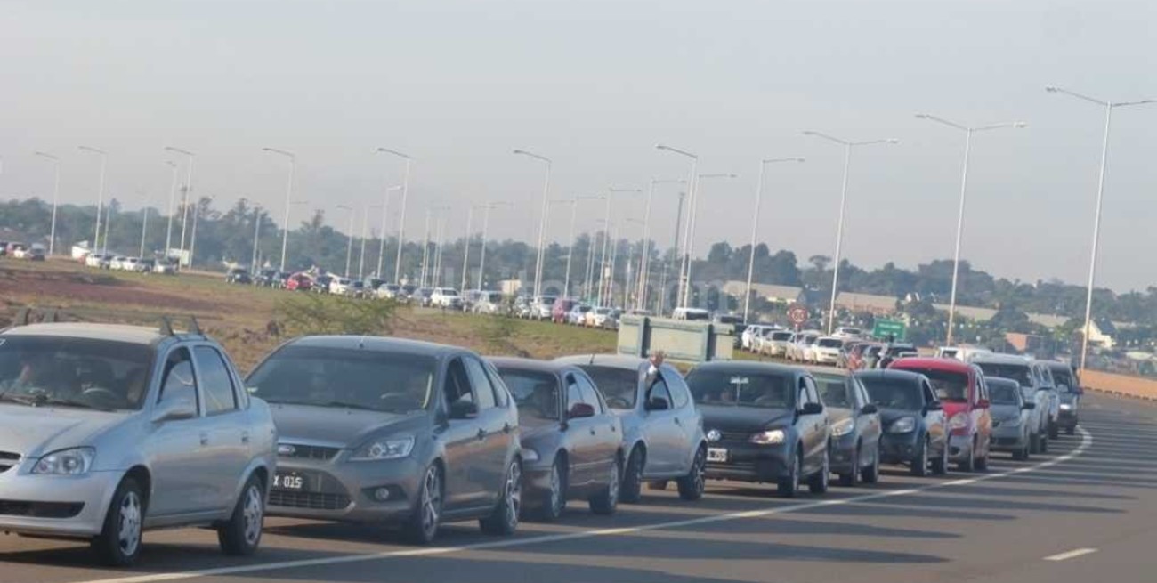 Kilómetros de cola para comprar más barato en Paraguay