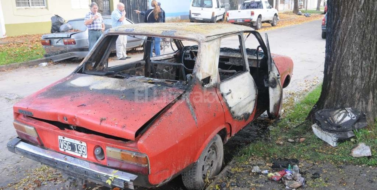 Quemaron otro auto en la ciudad