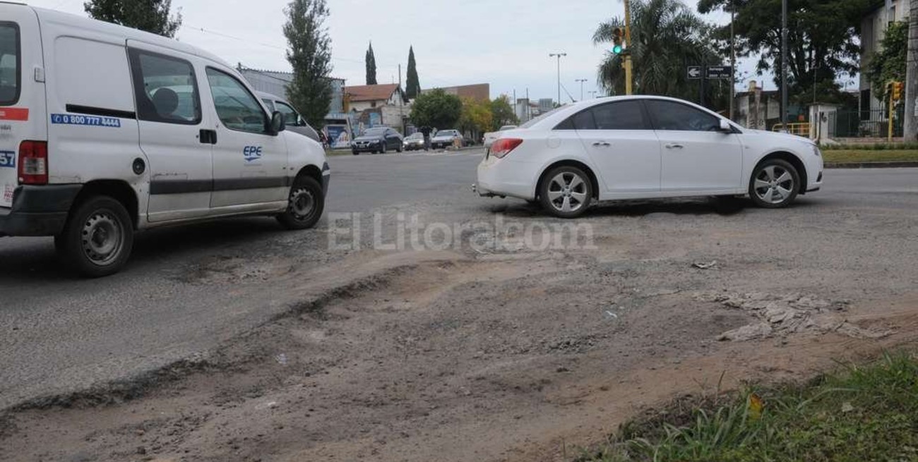 Está destrozado un acceso a la ciudad de Santa Fe