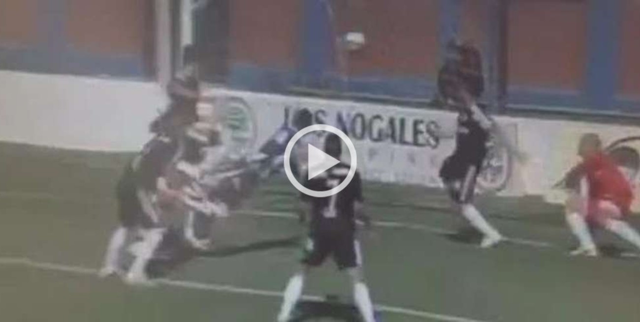 El arquero de Tristán Suárez empató el partido con un gol de palomita