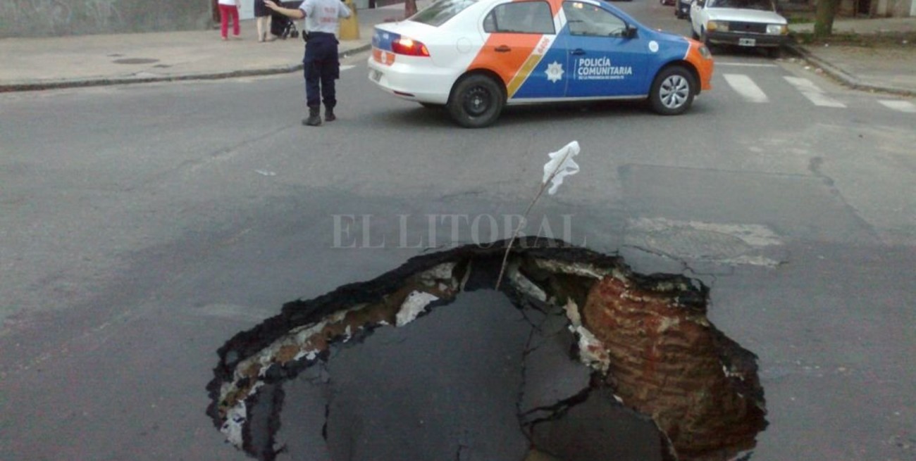 Impresionante cráter en Dorrego y Balcarce
