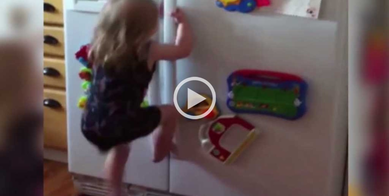 Video: niña "araña" se trepa a la heladera para buscar golosinas