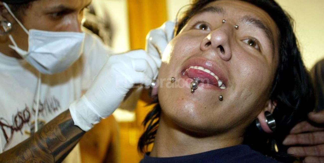 Cuáles son los riesgos y qué medidas deben tomarse al realizar un piercing