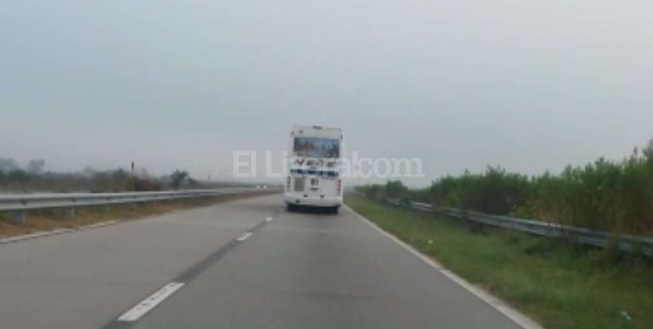 Un colectivo interurbano a alta velocidad a la salida de Santa Fe