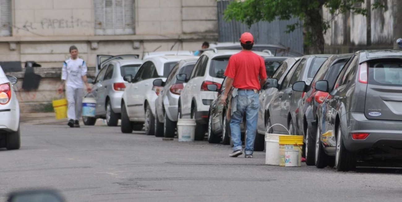 Cuidacoches: radiografía social y una normativa en el "limbo"