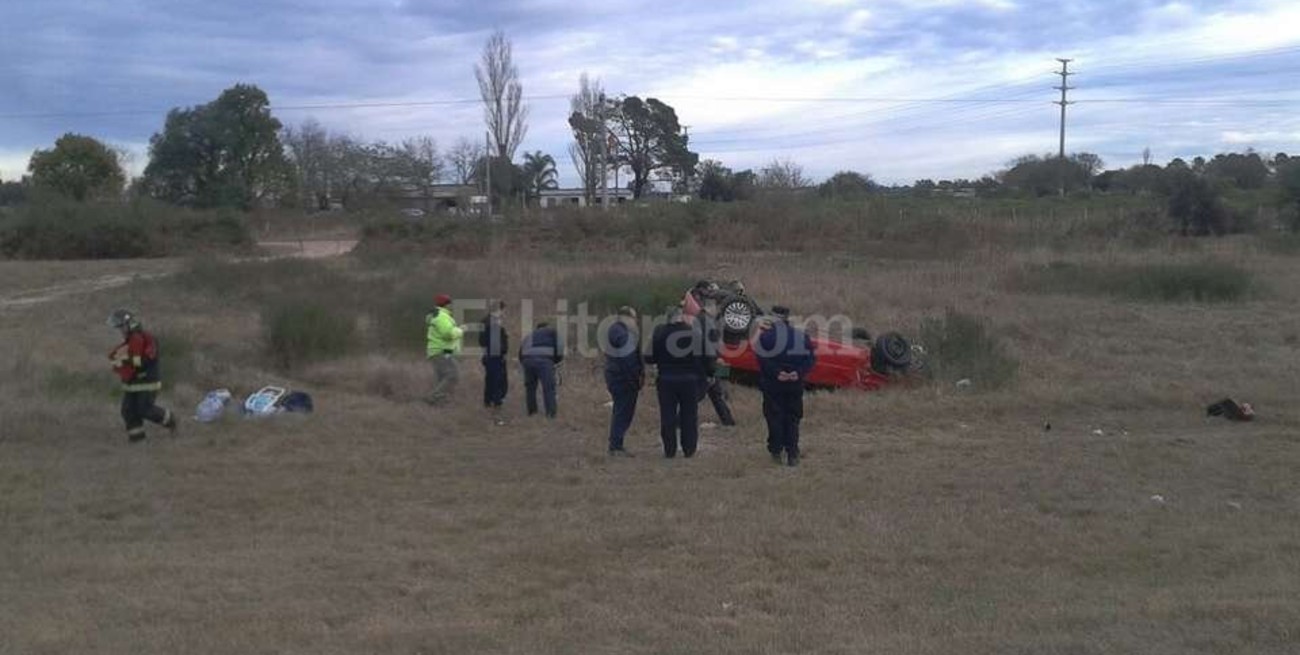 Volcó un auto en la autopista