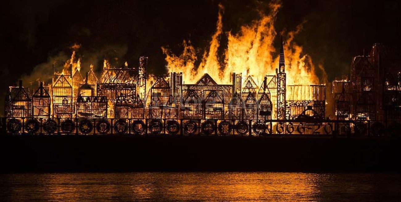 Londres revivió con una gigantesca maqueta el peor incendio de su historia