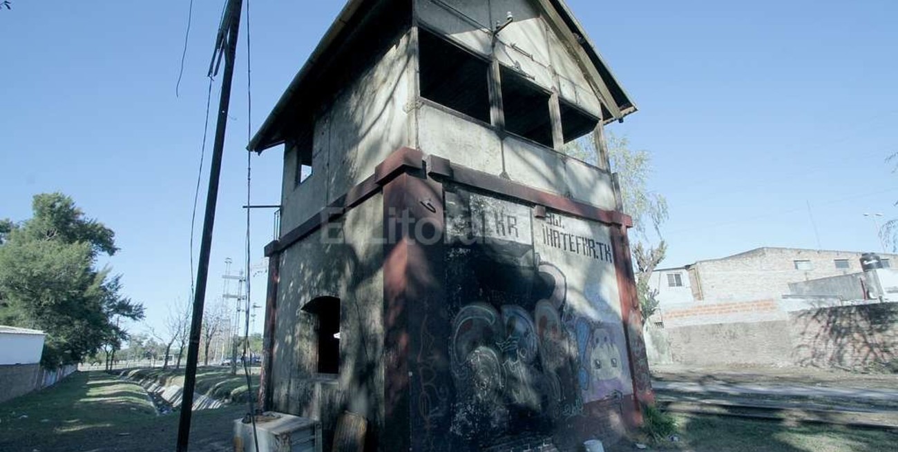 Cabina ferroviaria en estado de abandono ocupada por linyeras