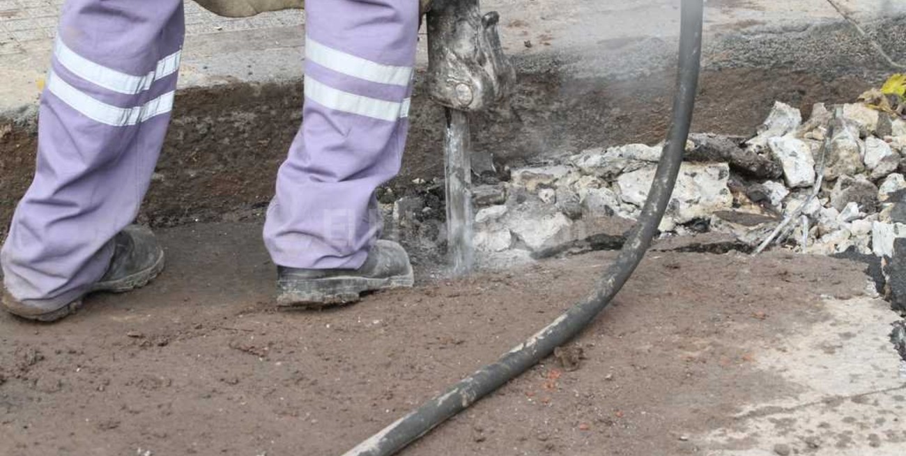 Corral recorre trabajos de bacheo en Los Hornos