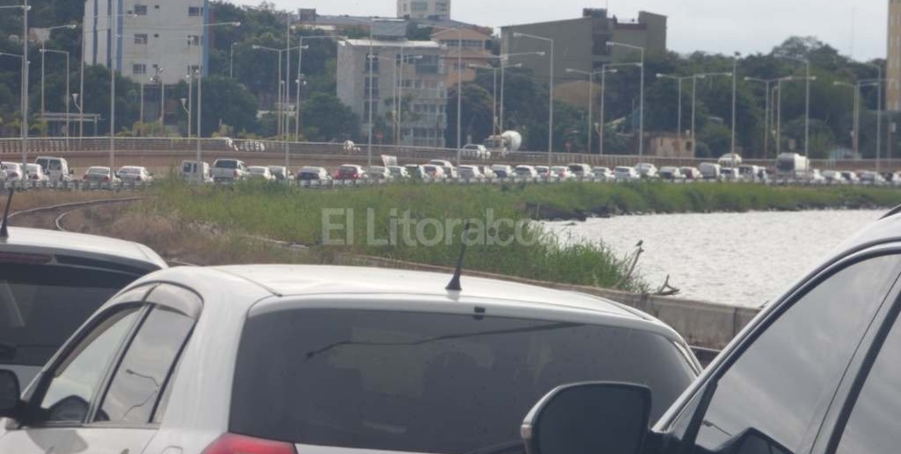 Posadas: 10 kilómetros de cola para cruzar a Paraguay a cargar combustibles