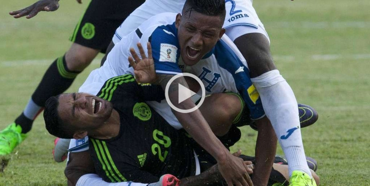 Video: terrible lesión de un hondureño en partido de eliminatorias