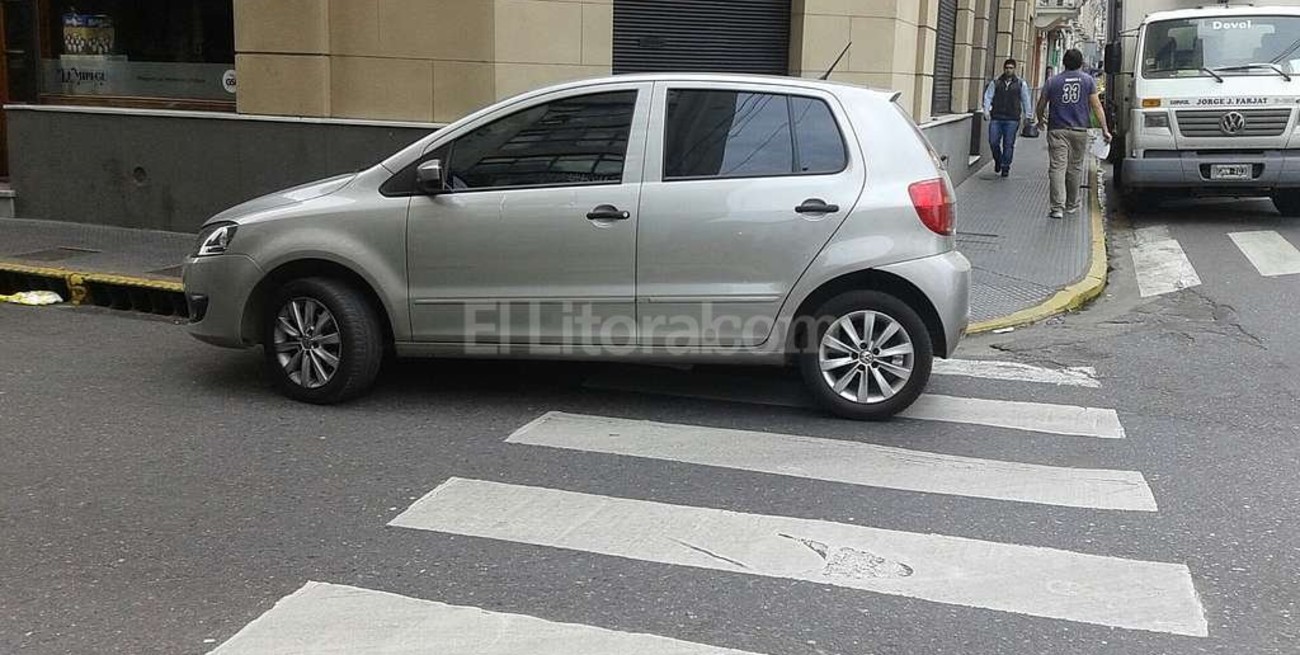 Otro conductor que no vio la senda peatonal ni el cordón amarillo