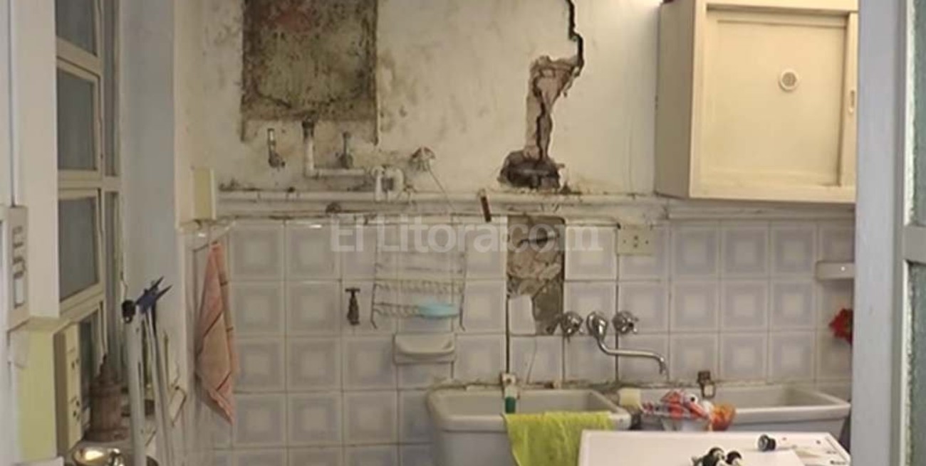 B° Candioti Sur: abandonan casas por peligro de derrumbe