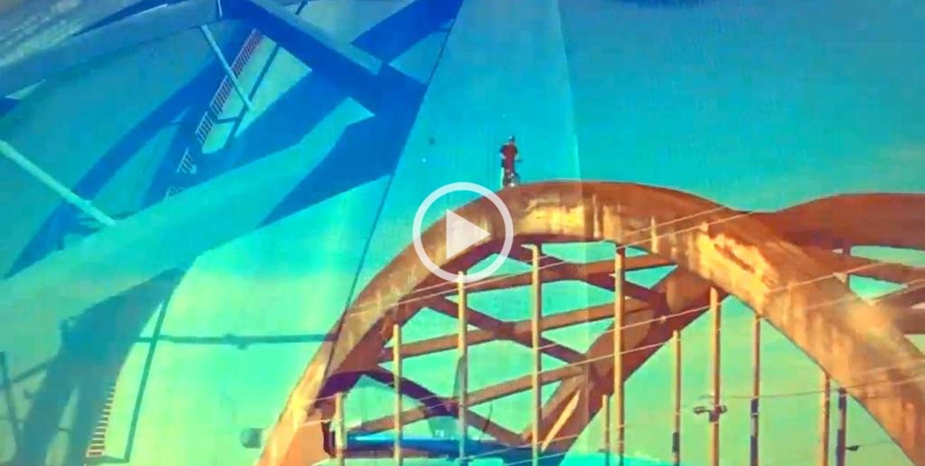 Temerario: se lanzó en bici desde un arco del Puente Carretero