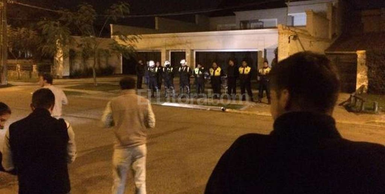 Manifestantes protestaron frente a la casa de Manzur