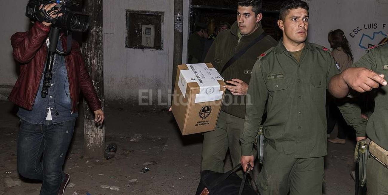 Una urna estaba vacía y en otra había más votos que electores
