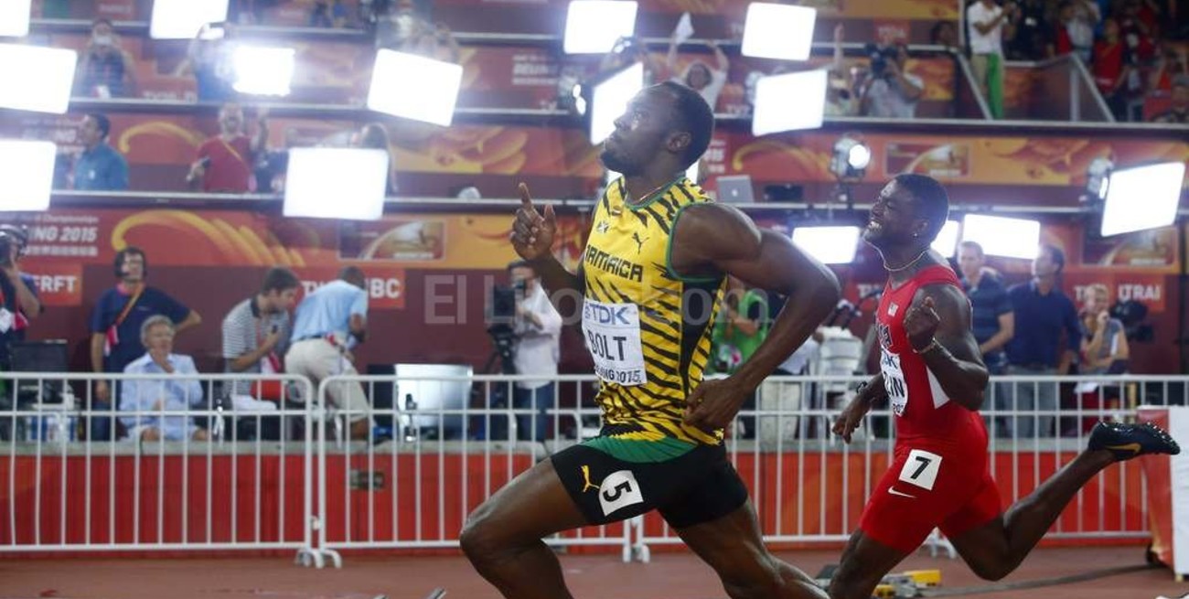 Bolt bate a Gatlin y retiene la corona mundial de los 100 metros