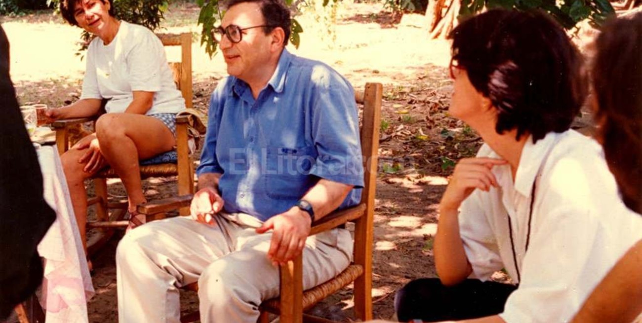 Homenaje a Juan José Saer por las calles de la ciudad