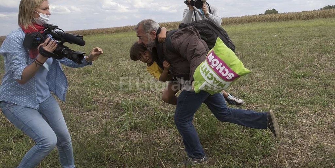 El presente del refugiado golpeado por Petra Laszlo