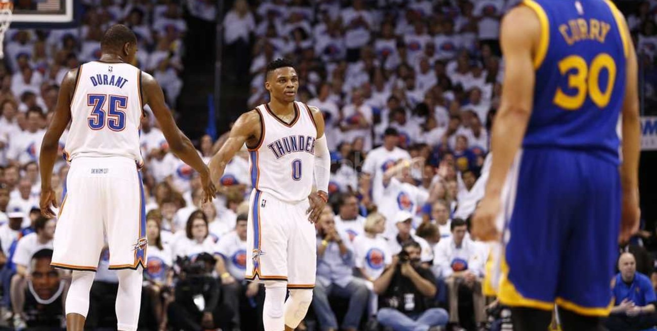 Oklahoma ganó y quedó a un paso de las finales