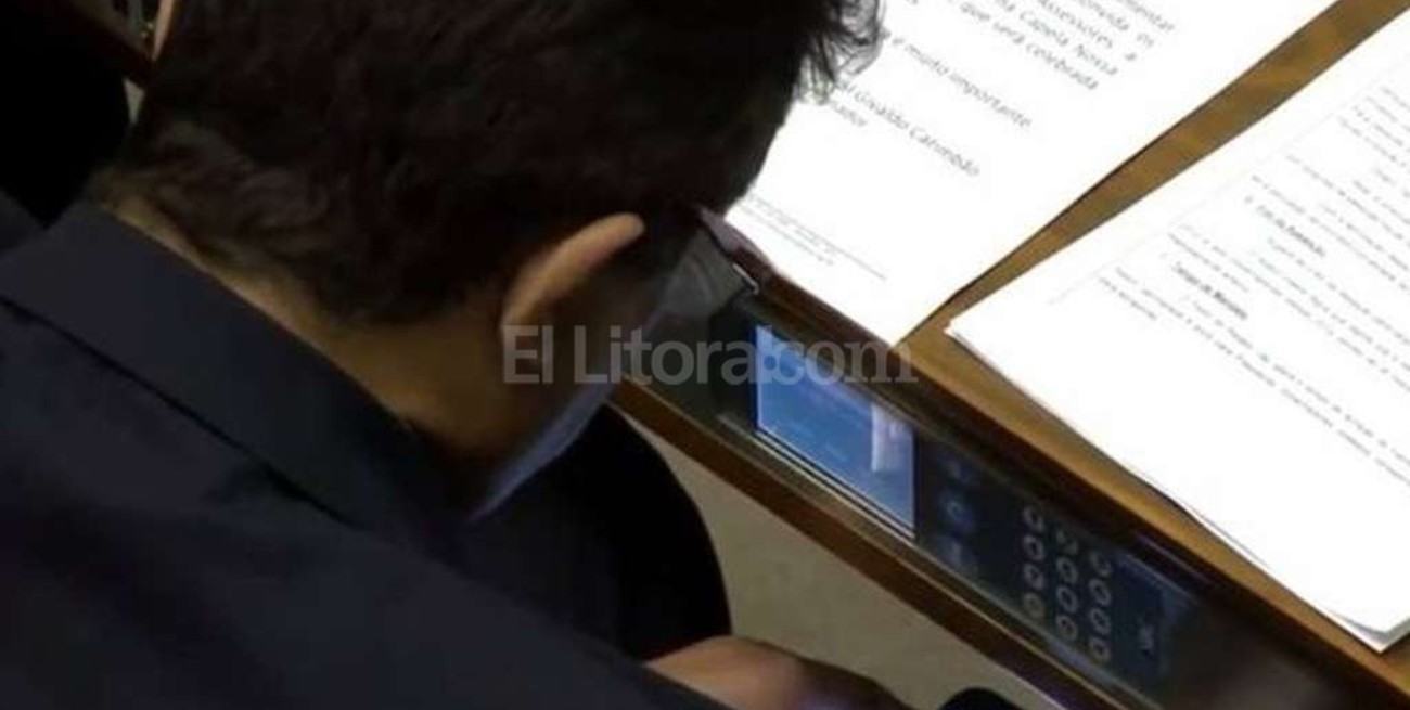 Un diputado fue sorprendido viendo un vídeo porno durante una sesión