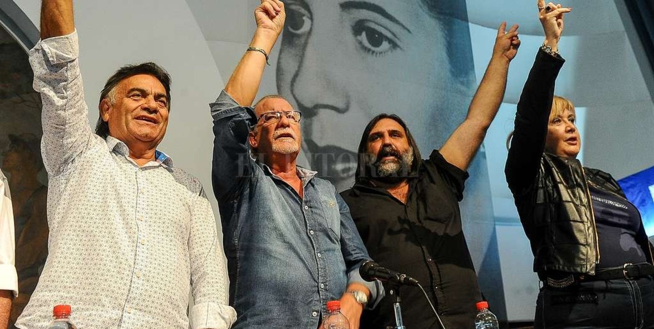 Gremios docentes se agruparon para exigir al gobierno una paritaria nacional