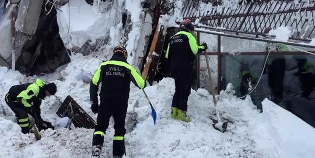 No encuentran "señales de vida" de las personas del hotel sepultado en Italia