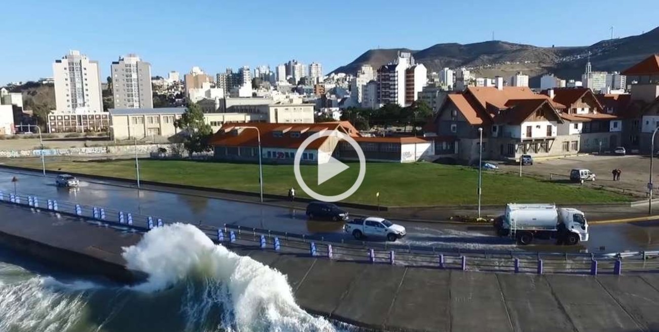 Un drone filmó la marejada en Comodoro Rivadavia