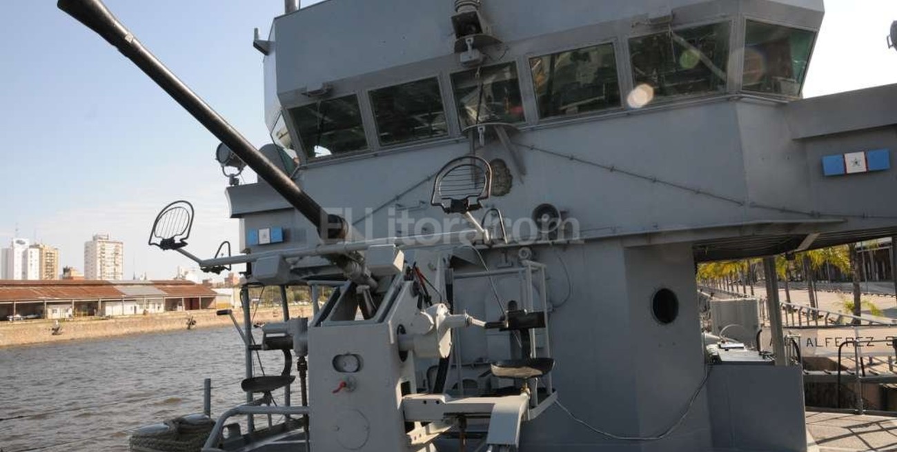 Un buque de guerra amarró en el puerto