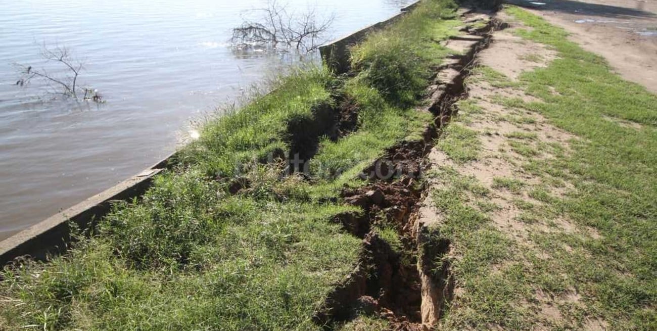 Se desmoronó parte del Paseo de la Laguna