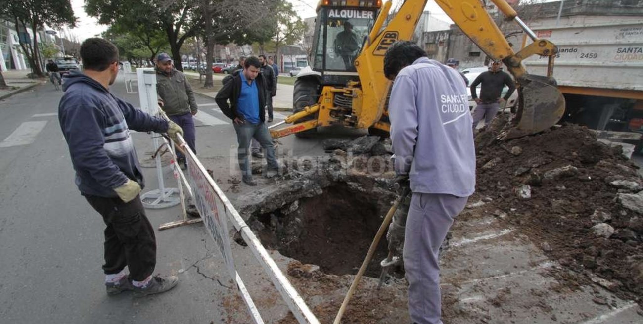 Reparan el socavón de Avenida Freyre y Salta 