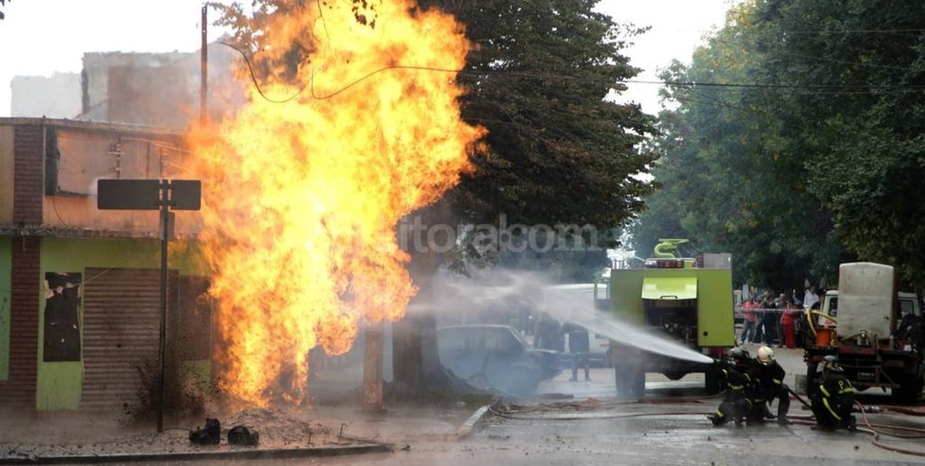 Intensas llamas por explosión de un caño de gas 