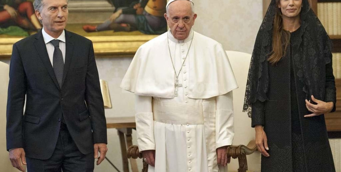 Macri se reunió con el Papa y anunció que visitará pronto Argentina